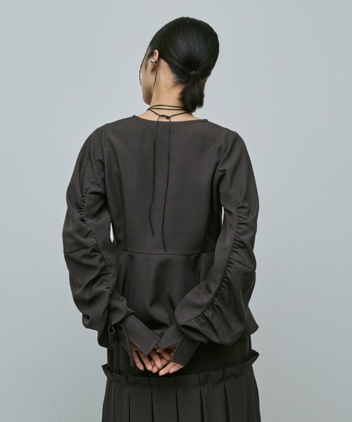 AIC.（エーアイシー）の「コクーンスリーブペプラムトップス/セレモニー対応（シャツ/ブラウス・レディース・チャコールグレー・FREE）」の3枚目の写真