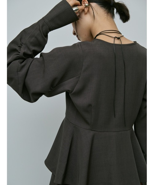 AIC.（エーアイシー）の「コクーンスリーブペプラムトップス/セレモニー対応（シャツ/ブラウス・レディース・チャコールグレー・FREE）」の6枚目の写真