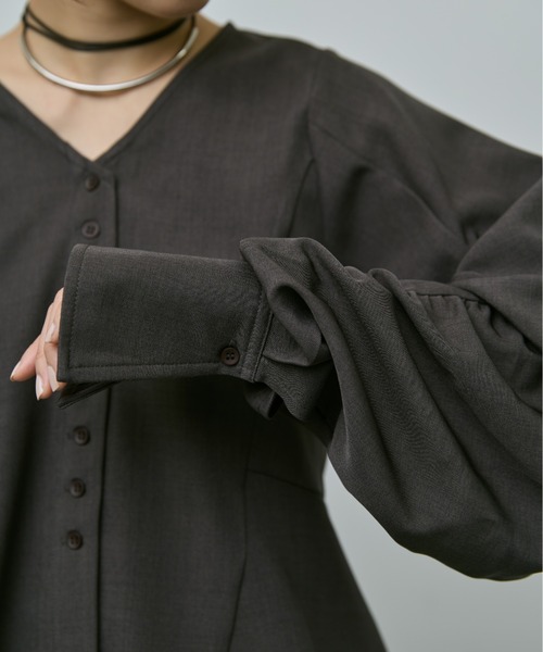 AIC.（エーアイシー）の「コクーンスリーブペプラムトップス/セレモニー対応（シャツ/ブラウス・レディース・チャコールグレー・FREE）」の4枚目の写真