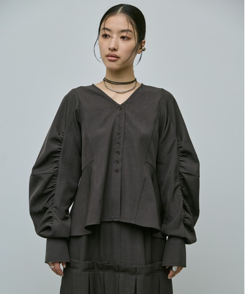 AIC.（エーアイシー）の「コクーンスリーブペプラムトップス/セレモニー対応（シャツ/ブラウス・レディース・チャコールグレー・FREE）」の2枚目の写真