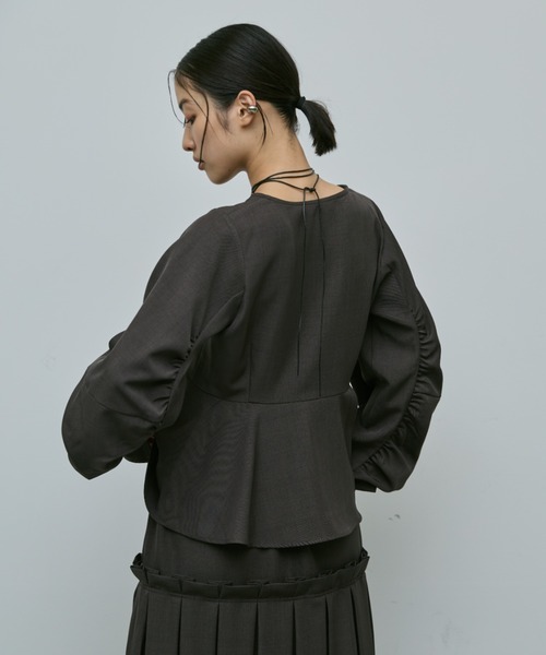 AIC.（エーアイシー）の「コクーンスリーブペプラムトップス/セレモニー対応（シャツ/ブラウス・レディース・チャコールグレー・FREE）」の7枚目の写真