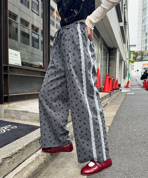 CIAOPANIC(チャオパニック)の「【neutral by ciaopanic】花柄イージーパンツ(その他パンツ・レディース・ブラック/アイボリー・FREE)」の2枚目の写真