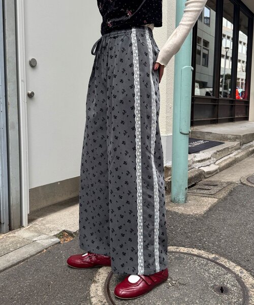 CIAOPANIC(チャオパニック)の「【neutral by ciaopanic】花柄イージーパンツ(その他パンツ・レディース・ブラック/アイボリー・FREE)」の3枚目の写真