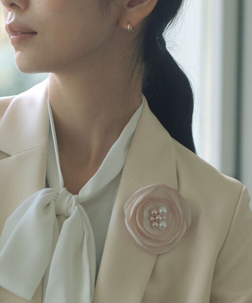 green label relaxing(グリーンレーベルリラクシング)の「フラットフラワー コサージュ(ブローチ/コサージュ・レディース・ベージュ/モカ/ライトグレー・FREE)」の3枚目の写真