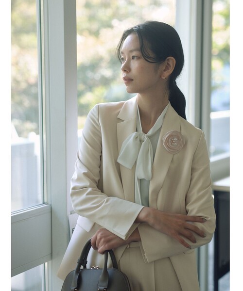 green label relaxing(グリーンレーベルリラクシング)の「フラットフラワー コサージュ(ブローチ/コサージュ・レディース・ベージュ/モカ/ライトグレー・FREE)」の4枚目の写真