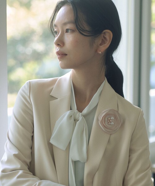 green label relaxing(グリーンレーベルリラクシング)の「フラットフラワー コサージュ(ブローチ/コサージュ・レディース・ベージュ/モカ/ライトグレー・FREE)」の5枚目の写真