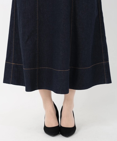 STRAWBERRY-FIELDS(ストロベリーフィールズ)の「アリコットストレッチ_デニムフィット&フレアワンピース(ワンピース・レディース・インディゴブルー・2)」の9枚目の写真
