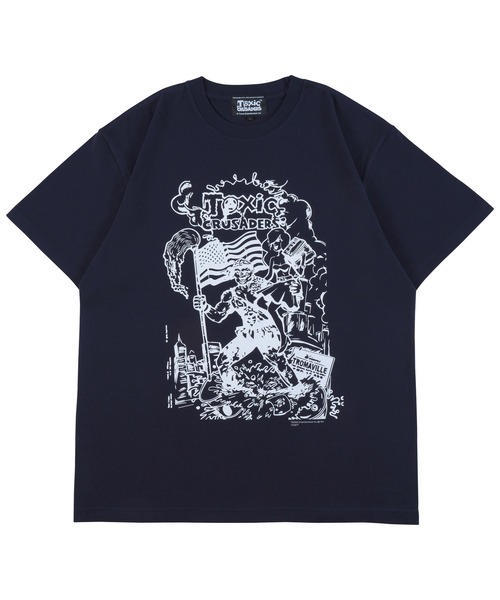 MEDICOM TOY（メディコムトイ）の「MLE × The Toxic Crusaders "FLAG" TEE（Tシャツ/カットソー・メンズ・ブラック/バーガンディー/ネイビー・SMALL/MEDIUM/LARGE/X-LARGE）」の2枚目の写真