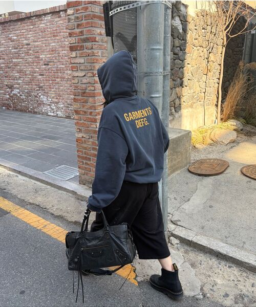 DEFGARMENTS（デフグラメンツ）の「CRACK LOGO SWEAT HOOD [NAVY]（パーカー・レディース・その他・MEDIUM/LARGE）」の3枚目の写真
