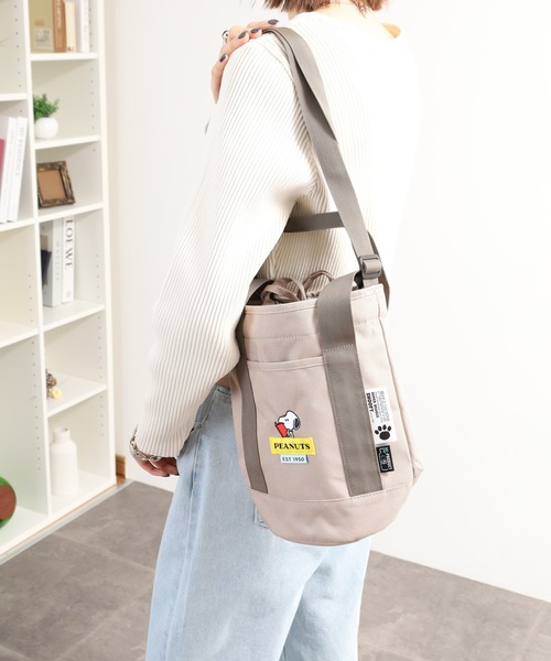 SNOOPY(スヌーピー)の「SNOOPY スヌーピー ドラムショルダーバッグ 巾着 RE-PET(ショルダーバッグ・レディース・ブラック/ベージュ/グレー・FREE)」の4枚目の写真