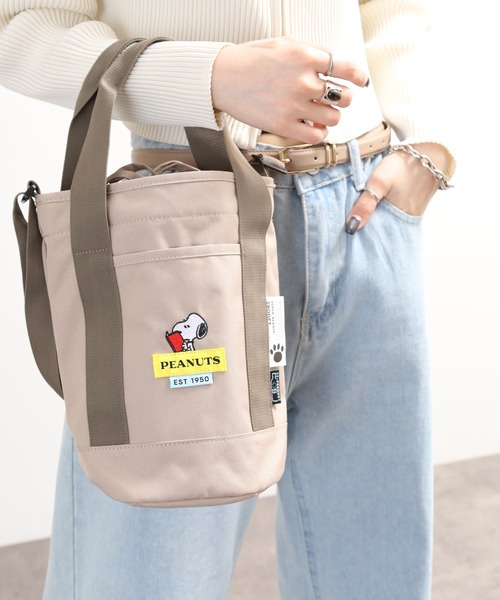 SNOOPY(スヌーピー)の「SNOOPY スヌーピー ドラムショルダーバッグ 巾着 RE-PET(ショルダーバッグ・レディース・ブラック/ベージュ/グレー・FREE)」の6枚目の写真