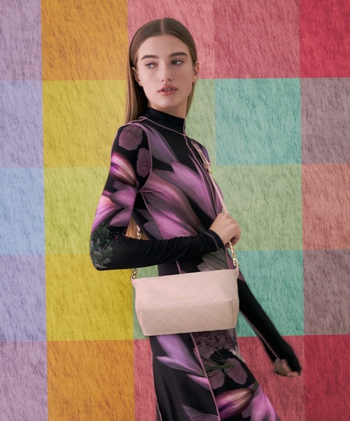CHARLES & KEITH(チャールズ & キース)の「Duo ドゥオ キルティング ショルダーバッグ(ショルダーバッグ・レディース・ブラック/ピンク系その他3/ライトイエロー・S)」の17枚目の写真
