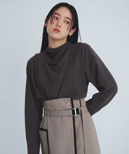 UNITED TOKYO（ユナイテッドトウキョウ）の「タックドレープシェイプブラウス（シャツ/ブラウス・レディース・アイボリー/グレー・FREE）」の2枚目の写真