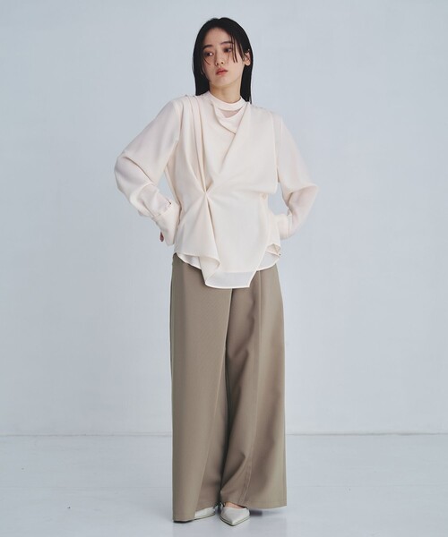 UNITED TOKYO（ユナイテッドトウキョウ）の「タックドレープシェイプブラウス（シャツ/ブラウス・レディース・アイボリー/グレー・FREE）」の3枚目の写真