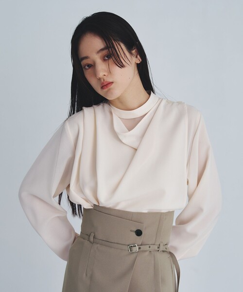 UNITED TOKYO（ユナイテッドトウキョウ）の「タックドレープシェイプブラウス（シャツ/ブラウス・レディース・アイボリー/グレー・FREE）」の4枚目の写真