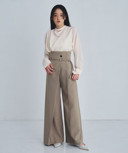 UNITED TOKYO（ユナイテッドトウキョウ）の「タックドレープシェイプブラウス（シャツ/ブラウス・レディース・アイボリー/グレー・FREE）」の5枚目の写真