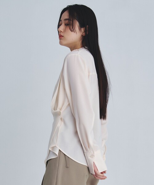UNITED TOKYO（ユナイテッドトウキョウ）の「タックドレープシェイプブラウス（シャツ/ブラウス・レディース・アイボリー/グレー・FREE）」の7枚目の写真