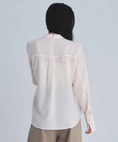 UNITED TOKYO（ユナイテッドトウキョウ）の「タックドレープシェイプブラウス（シャツ/ブラウス・レディース・アイボリー/グレー・FREE）」の8枚目の写真