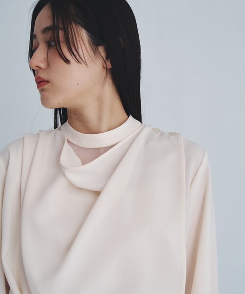 UNITED TOKYO（ユナイテッドトウキョウ）の「タックドレープシェイプブラウス（シャツ/ブラウス・レディース・アイボリー/グレー・FREE）」の9枚目の写真