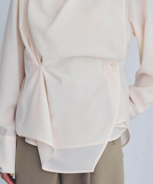 UNITED TOKYO（ユナイテッドトウキョウ）の「タックドレープシェイプブラウス（シャツ/ブラウス・レディース・アイボリー/グレー・FREE）」の10枚目の写真