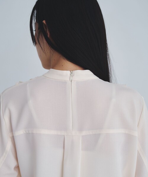 UNITED TOKYO（ユナイテッドトウキョウ）の「タックドレープシェイプブラウス（シャツ/ブラウス・レディース・アイボリー/グレー・FREE）」の11枚目の写真