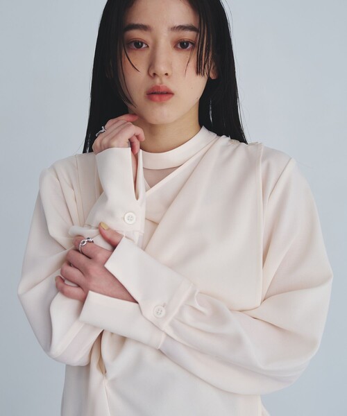 UNITED TOKYO（ユナイテッドトウキョウ）の「タックドレープシェイプブラウス（シャツ/ブラウス・レディース・アイボリー/グレー・FREE）」の12枚目の写真