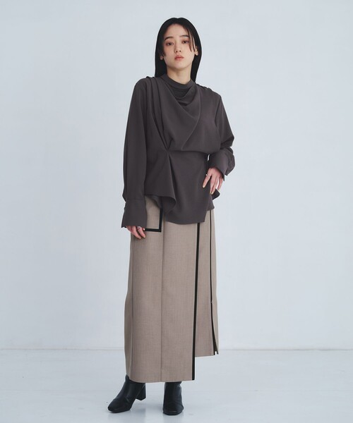 UNITED TOKYO（ユナイテッドトウキョウ）の「タックドレープシェイプブラウス（シャツ/ブラウス・レディース・アイボリー/グレー・FREE）」の15枚目の写真