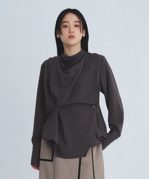 UNITED TOKYO（ユナイテッドトウキョウ）の「タックドレープシェイプブラウス（シャツ/ブラウス・レディース・アイボリー/グレー・FREE）」の16枚目の写真