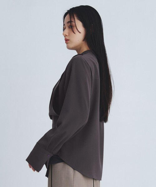 UNITED TOKYO（ユナイテッドトウキョウ）の「タックドレープシェイプブラウス（シャツ/ブラウス・レディース・アイボリー/グレー・FREE）」の17枚目の写真