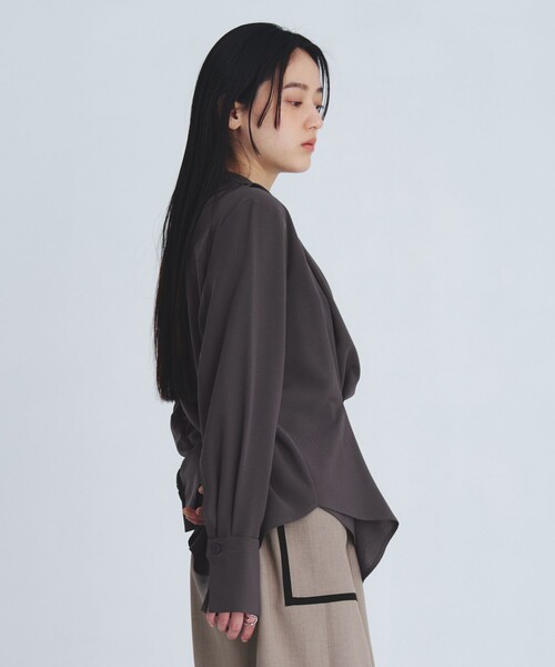 UNITED TOKYO（ユナイテッドトウキョウ）の「タックドレープシェイプブラウス（シャツ/ブラウス・レディース・アイボリー/グレー・FREE）」の19枚目の写真