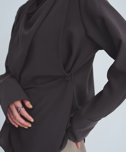 UNITED TOKYO（ユナイテッドトウキョウ）の「タックドレープシェイプブラウス（シャツ/ブラウス・レディース・アイボリー/グレー・FREE）」の21枚目の写真