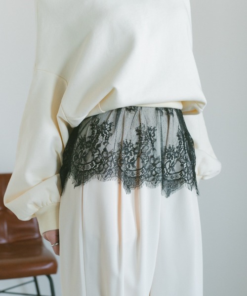 VANNIE U(ヴァニーユー)の「裾レース切替キャミ / カップ付(キャミソール・レディース・ホワイト/ブラック・FREE)」の2枚目の写真