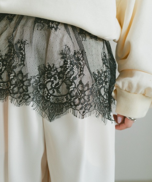 VANNIE U(ヴァニーユー)の「裾レース切替キャミ / カップ付(キャミソール・レディース・ホワイト/ブラック・FREE)」の14枚目の写真