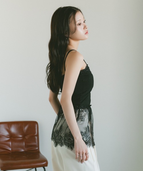 VANNIE U(ヴァニーユー)の「裾レース切替キャミ / カップ付(キャミソール・レディース・ホワイト/ブラック・FREE)」の9枚目の写真