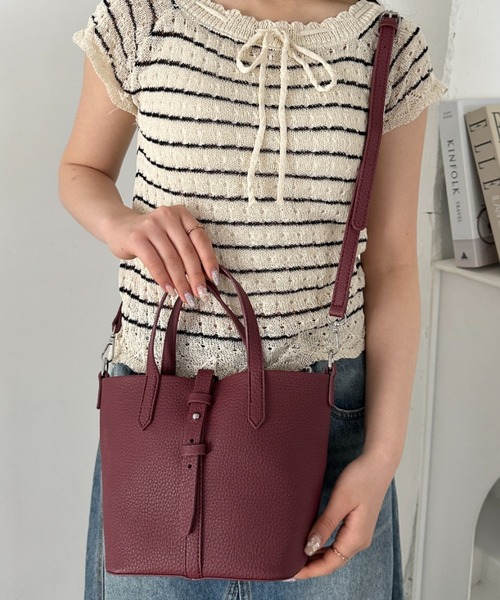 Outfitter lab(アウトフィッターラボ)の「ベルトデザインポーチ付きショルダーバッグ(ショルダーバッグ・レディース・レッド/ホワイト/ピンク/ブラック・FREE)」の4枚目の写真