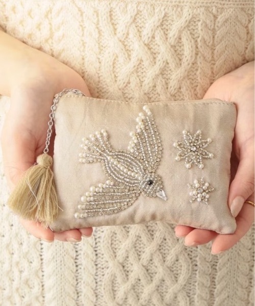 MILLION CARATS(ミリオンカラッツ)の「《COTTAGE》光を纏うビーズ刺繍で日常を格上げする、バードモチーフのフラットポーチ Sサイズ(ポーチ・レディース・オフホワイト/ベージュ・FREE)」の2枚目の写真