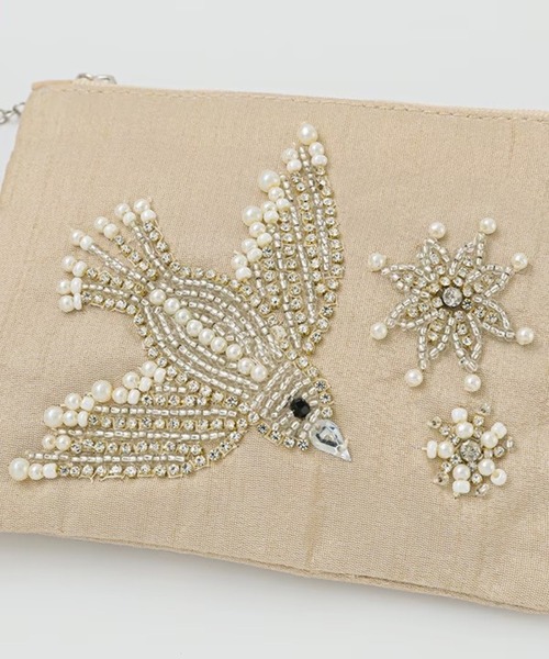 MILLION CARATS(ミリオンカラッツ)の「《COTTAGE》光を纏うビーズ刺繍で日常を格上げする、バードモチーフのフラットポーチ Sサイズ(ポーチ・レディース・オフホワイト/ベージュ・FREE)」の19枚目の写真