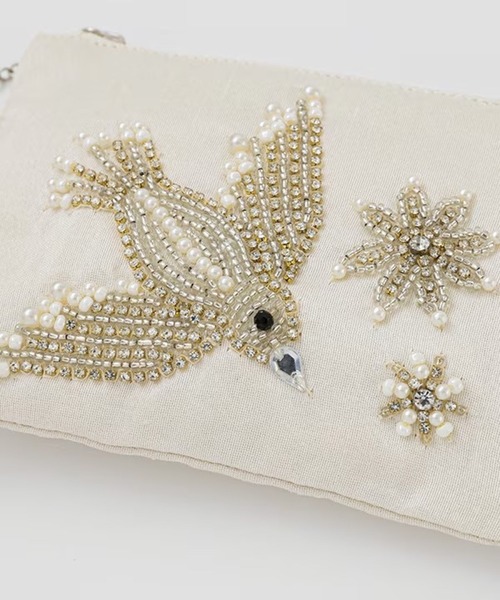 MILLION CARATS(ミリオンカラッツ)の「《COTTAGE》光を纏うビーズ刺繍で日常を格上げする、バードモチーフのフラットポーチ Sサイズ(ポーチ・レディース・オフホワイト/ベージュ・FREE)」の15枚目の写真
