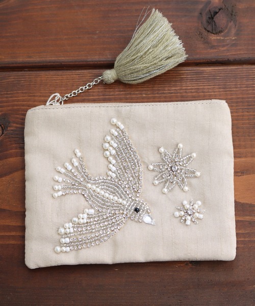 MILLION CARATS(ミリオンカラッツ)の「《COTTAGE》光を纏うビーズ刺繍で日常を格上げする、バードモチーフのフラットポーチ Sサイズ(ポーチ・レディース・オフホワイト/ベージュ・FREE)」の12枚目の写真