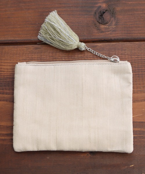 MILLION CARATS(ミリオンカラッツ)の「《COTTAGE》光を纏うビーズ刺繍で日常を格上げする、バードモチーフのフラットポーチ Sサイズ(ポーチ・レディース・オフホワイト/ベージュ・FREE)」の11枚目の写真