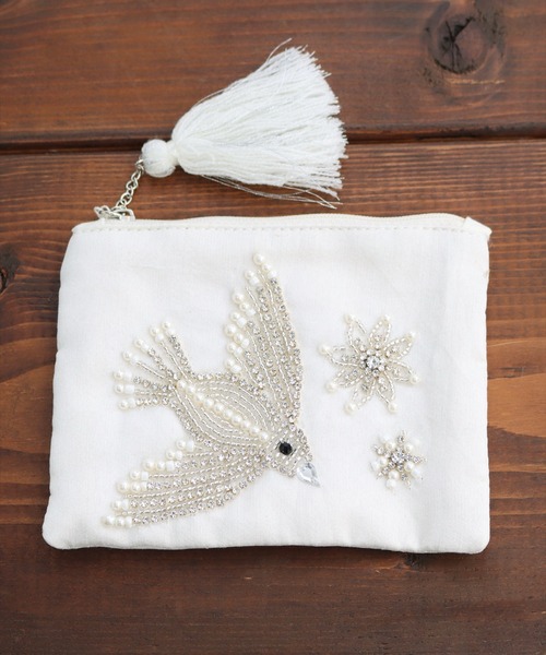 MILLION CARATS(ミリオンカラッツ)の「《COTTAGE》光を纏うビーズ刺繍で日常を格上げする、バードモチーフのフラットポーチ Sサイズ(ポーチ・レディース・オフホワイト/ベージュ・FREE)」の10枚目の写真