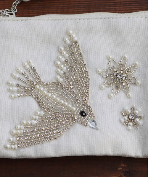 MILLION CARATS(ミリオンカラッツ)の「《COTTAGE》光を纏うビーズ刺繍で日常を格上げする、バードモチーフのフラットポーチ Sサイズ(ポーチ・レディース・オフホワイト/ベージュ・FREE)」の8枚目の写真