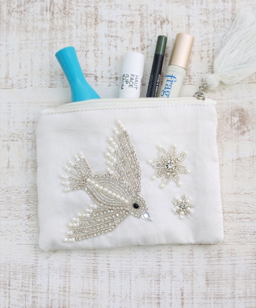 MILLION CARATS(ミリオンカラッツ)の「《COTTAGE》光を纏うビーズ刺繍で日常を格上げする、バードモチーフのフラットポーチ Sサイズ(ポーチ・レディース・オフホワイト/ベージュ・FREE)」の7枚目の写真