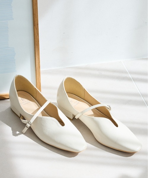 ROPE' PICNIC(ロペピクニック)の「スクエアトゥローヒールストラップシューズ(パンプス・レディース・ブラック/キナリ・24.5/24/23/23.5)」の2枚目の写真