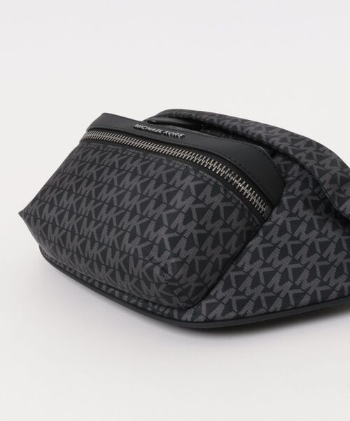 MICHAEL KORS(マイケルコース)の「BROOKLYN ロゴプリント ベルトバッグ(ボディバッグ/ウエストポーチ・メンズ・ブラック・FREE)」の6枚目の写真