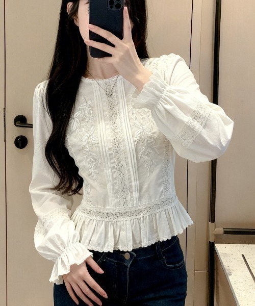 FAVORITO（ファヴォリート）の「長袖刺繍シャツ（シャツ/ブラウス・レディース・ホワイト・L/M）」の3枚目の写真