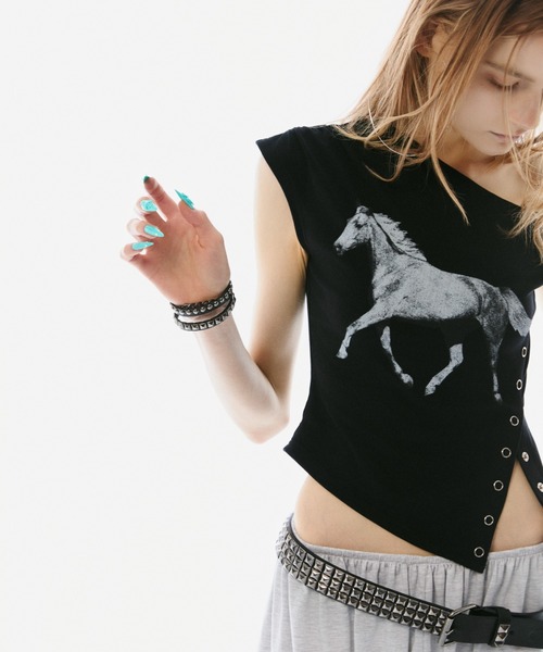 BLONDEY(ブロンディ)の「HORSE PRINT ASYMMETRY TEE(Tシャツ/カットソー・レディース・ブラック/ホワイト・FREE)」の17枚目の写真