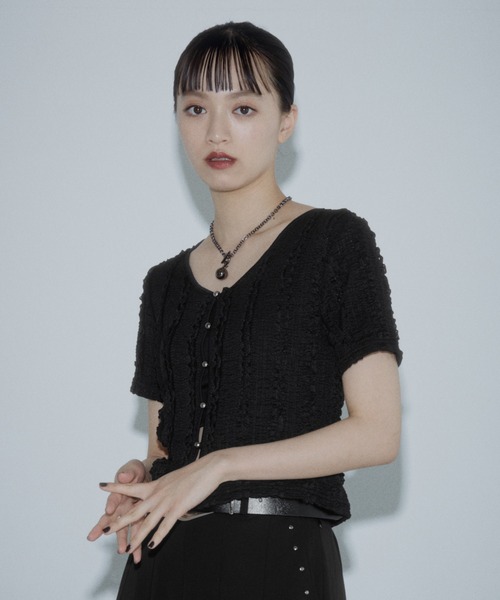 PAGEBOY(ページボーイ)の「フリルカットジャガードショートスリーブ /カーディガン(シャツ/ブラウス・レディース・ブラック/レッド/ライム/オフホワイト/ブラック系その他・FREE)」の2枚目の写真