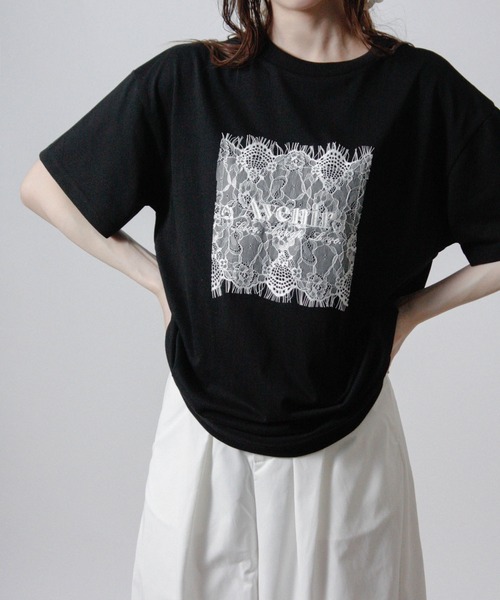 Social GIRL(ソーシャルガール)の「レースロゴ刺繍Tシャツ 半袖Tシャツ ロゴTシャツ(Tシャツ/カットソー・レディース・オフホワイト/チャコール/ブラック・M)」の1枚目の写真