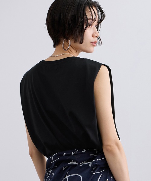 SALON adam et rope'（サロン アダム エ ロペ）の「プリマベールショルダータックノースリーブプルオーバー / UVケア（Tシャツ/カットソー・レディース・ブラック/オフホワイト/キャメル・FREE）」の2枚目の写真